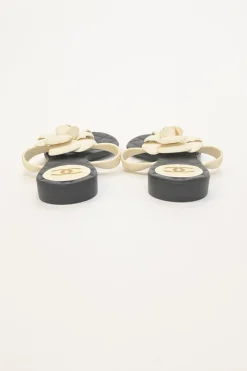 Two-tone rubber camellia thong sandals with matelassé insole and contrasting Coco Mark heel motif