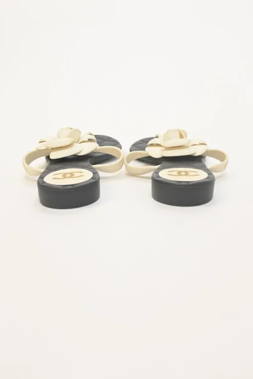Two-tone rubber camellia thong sandals with matelassé insole and contrasting Coco Mark heel motif