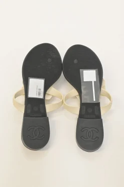 Two-tone rubber camellia thong sandals with matelassé insole and contrasting Coco Mark heel motif