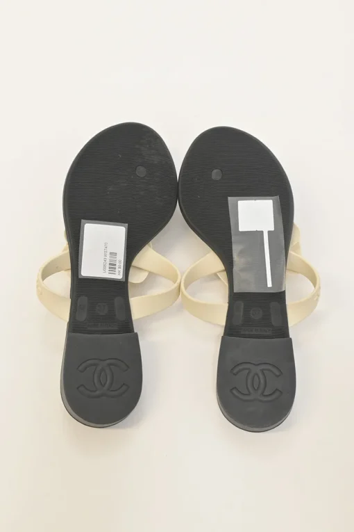 Two-tone rubber camellia thong sandals with matelassé insole and contrasting Coco Mark heel motif