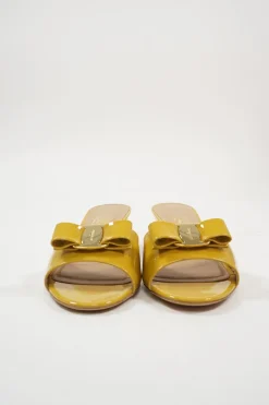 Yellow polished calfskin and leather bow-embellished kitten heel Ginostra slide sandals