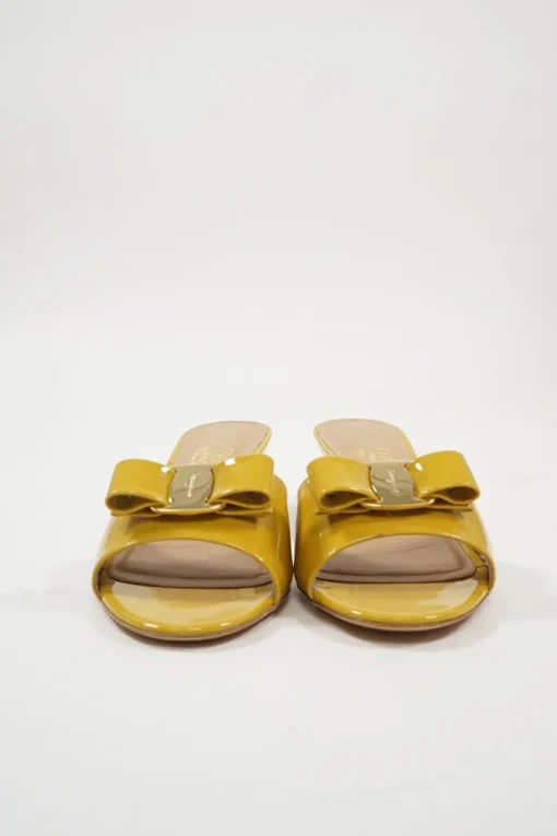 Yellow polished calfskin and leather bow-embellished kitten heel Ginostra slide sandals