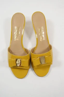 Yellow polished calfskin and leather bow-embellished kitten heel Ginostra slide sandals