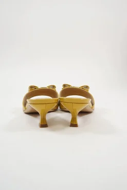 Yellow polished calfskin and leather bow-embellished kitten heel Ginostra slide sandals