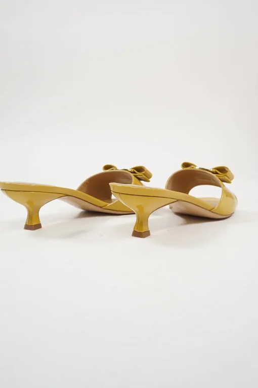 Yellow polished calfskin and leather bow-embellished kitten heel Ginostra slide sandals