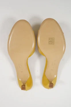 Yellow polished calfskin and leather bow-embellished kitten heel Ginostra slide sandals