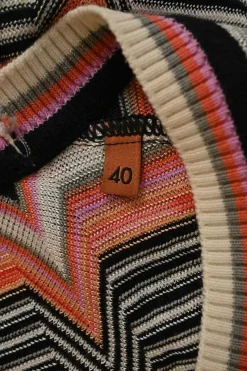 Black and multi-colour fully-fashioned striped zig-zag knit pullover short sleeve crewneck top