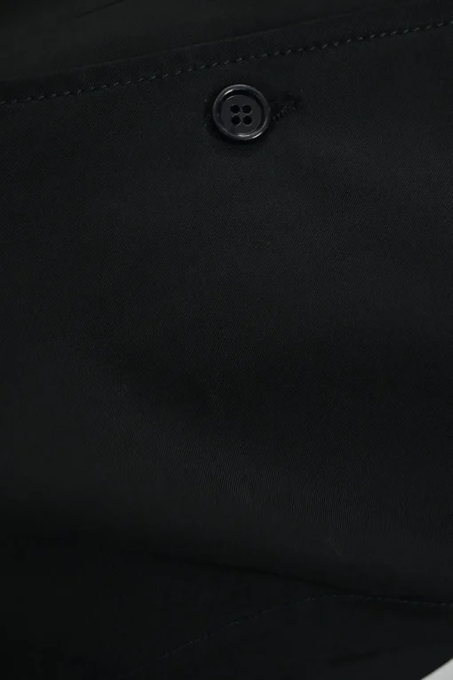 Black point collar button-front shirt