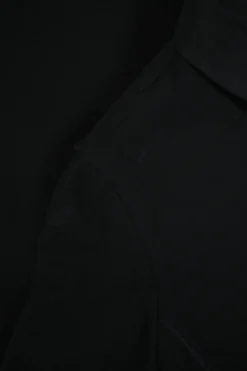Black point collar button-front shirt