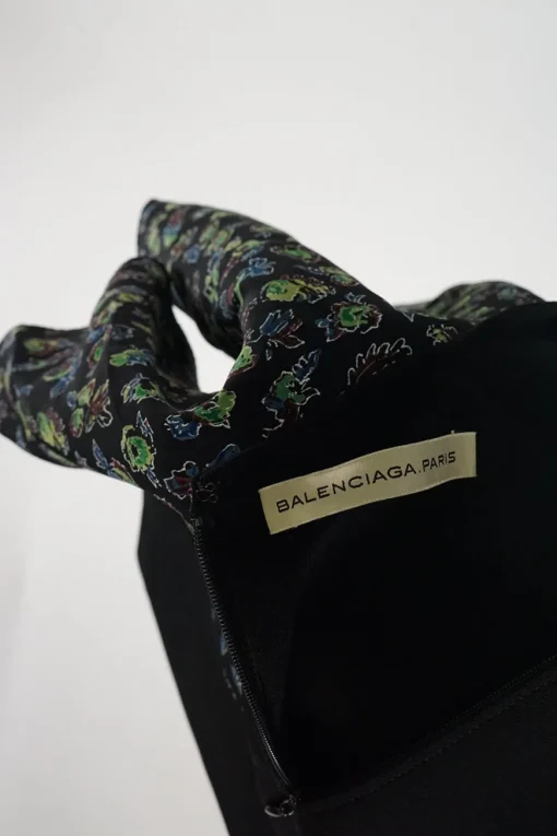 Black silk paneled crêpe and floral print swing-style crewneck pullover blouse