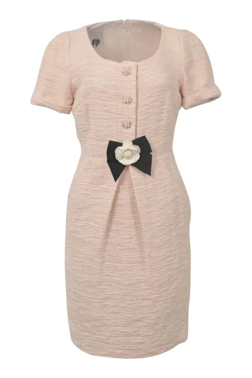 Blush cotton-blend bouclé tweed short sleeve half-button sheath dress with contrasting floral bow appliqué at centre front