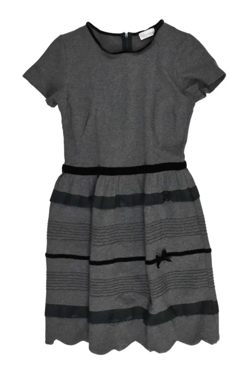 Charcoal viscose-blend interlock knit short sleeve scalloped mini dress with velvet trim appliquésmall ripped on body