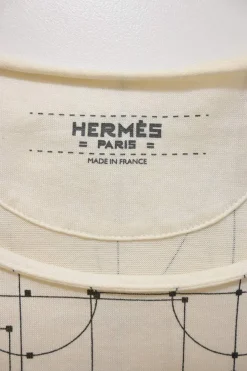 Cream cotton jersey knit 'Echec au Roi' print pullover T-shirt featuring original artwork by Benoît-Pierre Emery