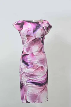 Fuchsia floral print cap sleeve ruched side sheath midi dress with gold-tone metal brooch
