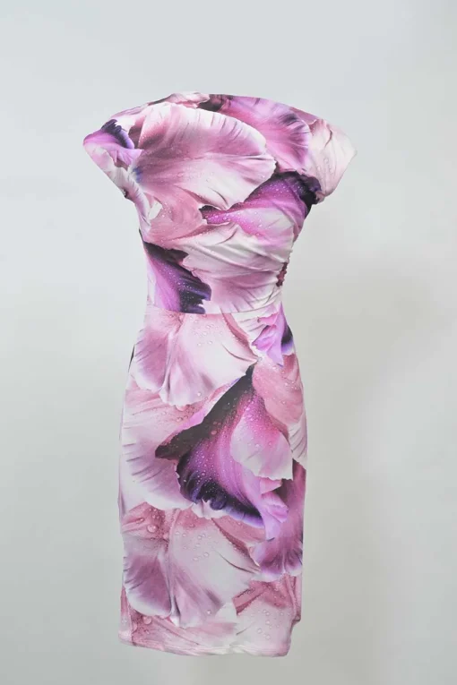 Fuchsia floral print cap sleeve ruched side sheath midi dress with gold-tone metal brooch