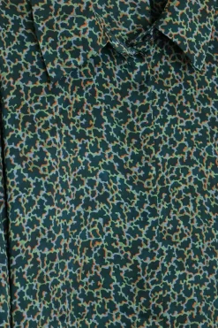 Green polyester abstract print classic collar button-front shirt with button cuffs and high-low hem