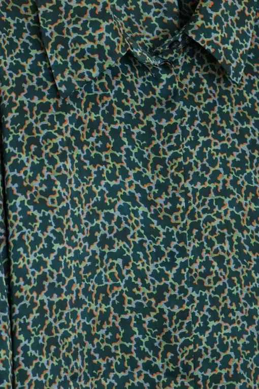 Green polyester abstract print classic collar button-front shirt with button cuffs and high-low hem