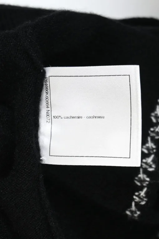 Two-tone cashmere 3D-knit scoop neck tank top with trompe-l'œil Coco Mark necklace motif