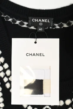 Two-tone cashmere 3D-knit scoop neck tank top with trompe-l'œil Coco Mark necklace motif