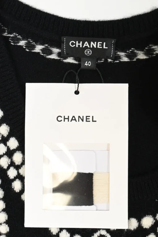Two-tone cashmere 3D-knit scoop neck tank top with trompe-l'œil Coco Mark necklace motif