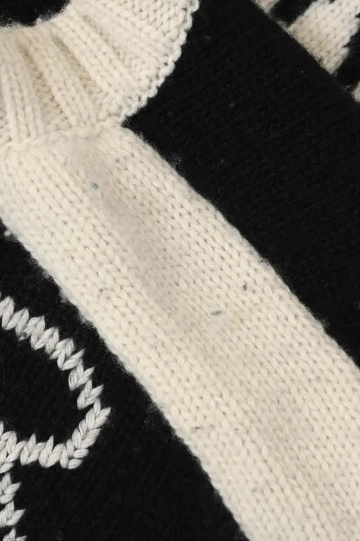 Two-tone wool-cashmere blend slogan intarsia crewneck pullover sweater featuring 'Je Tiens Une Promesse Et Vous?' motif