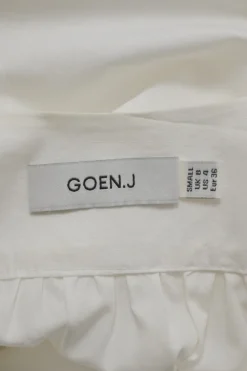 White cotton poplin Y-collar half-sleeve swing-style shirt with tonal round bib