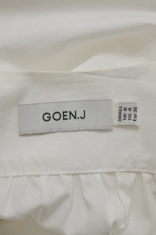 White cotton poplin Y-collar half-sleeve swing-style shirt with tonal round bib