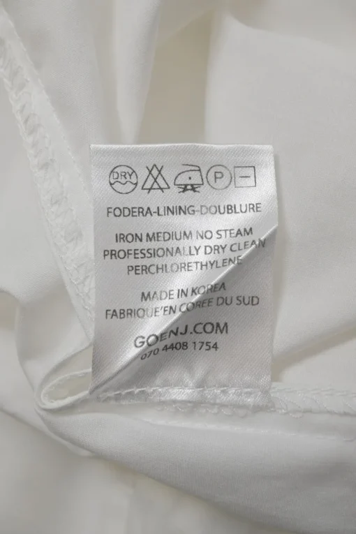 White cotton poplin Y-collar half-sleeve swing-style shirt with tonal round bib