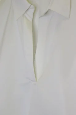 White cotton-blend pullover shirt with classic collar, button cuffs, and round hem