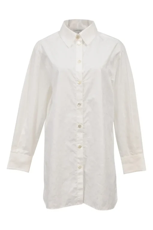 White spread collar shirt with Mother of Peal button fastening