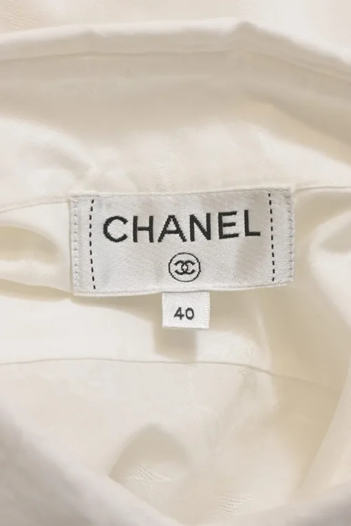 White spread collar shirt with Mother of Peal button fastening