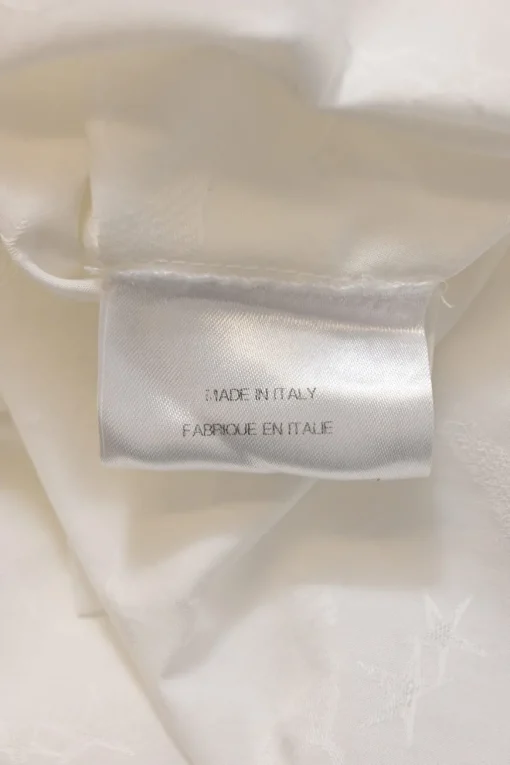 White spread collar shirt with Mother of Peal button fastening